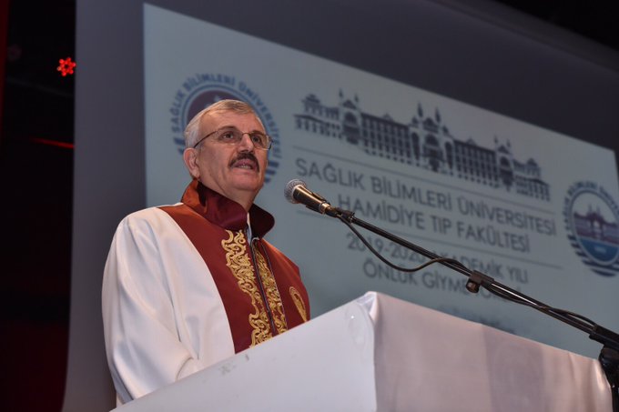 Bu yıl dördüncüsünü gerçekleştirdiğimiz "Önlük Giyme Töreni"mizde Rektörümüz Prof. Dr. Cevdet Erdöl Hocamız konuşmasını yapıyor.