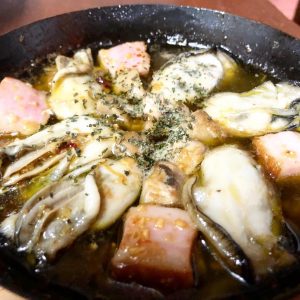 glamping_bb's tweet photo. 【期間限定】
牡蠣🦪が堪能できるグランピングコースが始まります！

瀬戸内海のキレイで栄養たっぷりの水で育った岡山県の牛窓・日生の牡蠣を使ってます。

ぷりぷり濃厚で、地元の人がだいたい食べちゃうのであまり出回らないらしいのですが🤣

https://t.co/pcmA4pNzct https://t.co/z08rr1zLiI