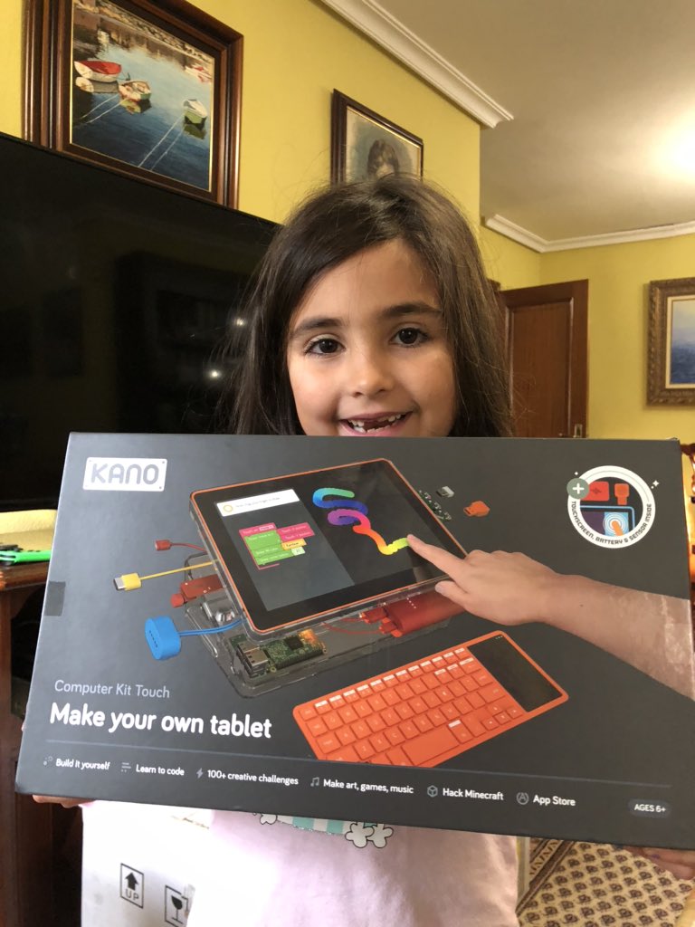 A Irene los Reyes le han traído el ordenador que pidió para aprender a programar. A su padre, el mandato de estar en casa a las 19:30, a más tardar, para enseñarle.