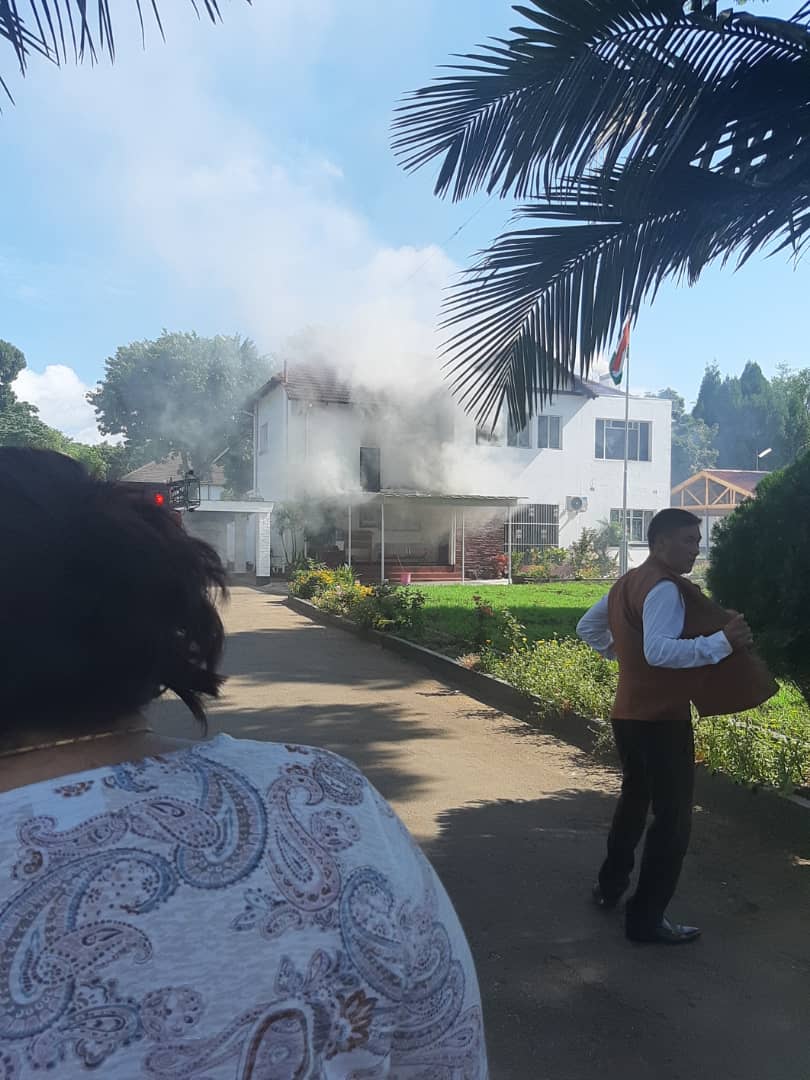 ZBCNewsonline's tweet photo. Indian Embassy premises on fire @GNyambabvu @InfoMinZW @EMupoperi @JoshMunthali @lizmaggz 

https://t.co/488LGOPRNS https://t.co/Vyn6ikApWS