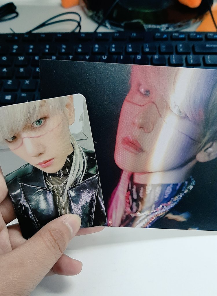 cyxxexo's tweet photo. Obsession version!!! With bbh pc and postcard π€β€ Thank you so much ate @HyuneeMart πΈπΈ
#HMFeedbacks https://t.co/54opi3iSuA