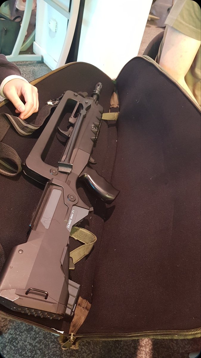 bxn2k's tweet photo. J'ai un pote il a pris trop la #WWIIl au sérieux il a ramener une réplique en cours 😭 https://t.co/vVliuTou1X