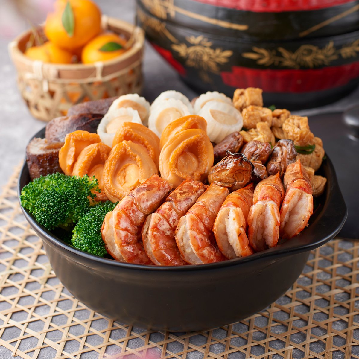 PullmanKLCC's tweet photo. The culture of having Poon Choi to celebrate Chinese New Year has become a popular trend in Malaysia in recent years. It is served with lots of different ingredients that are arranged layer by layer in claypot. 

#poonchoi #treasurepot #claypot #PullmanKLCCxRedChinneseCuisine https://t.co/5tsWs60ZoT
