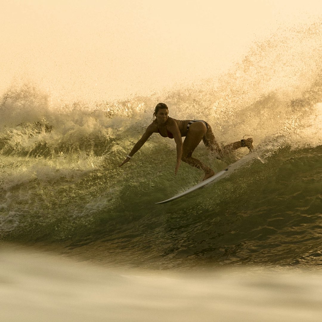 SkullcandyJapan's tweet photo. "Dope"なアスリートであるCocoHo @coco_ho の父はいつも彼女に海を語っていました。
"ベストなターンを実現するには、最高な波を待つ必要があるんだ"
新しい月のアスリートは果たしてどんなムードを表現していくかお楽しみに。
#feeldope #feelskullcandy #スカルキャンディー https://t.co/LrAgP0b8r8