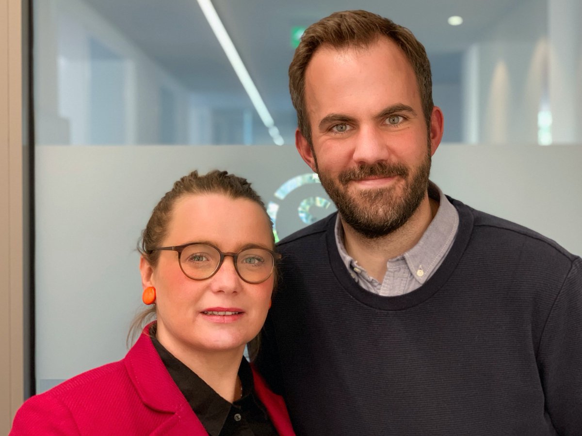 stifterverband's tweet photo. Bei "Schule in der digitalen Welt" erproben Schulen Wege, wie digitale Medien in den Schulalltag integriert werden können. Mit @ALuetzelberger und @KBrandtstedt sprechen wir darüber, wo es noch hakt und was schon gut läuft . #SiddW #twitterlehrerzimmer https://t.co/xKhIfVzxea https://t.co/OR8Oys7sX2