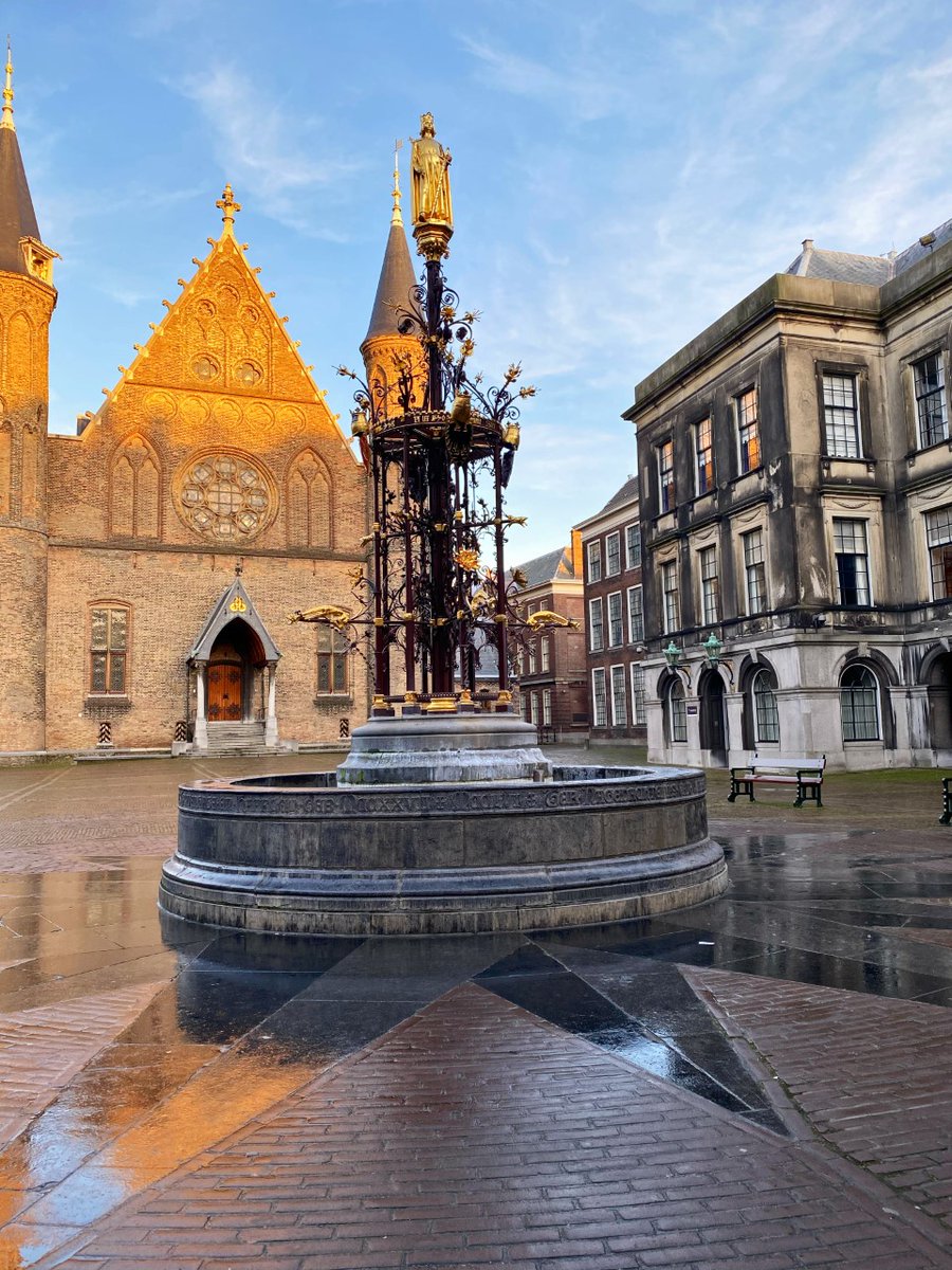 Op de foto zie je de Binnenhoffontein met daar tegenover de Ridderzaal. Aan de hand van deze mooie rijksmonumenten, willen we de eerste wekelijkse vraag stellen: wat verstaat u onder een divers cultuur -en monumentenbeleid? Antwoord op deze tweet of tag @DENK_ZH in uw antwoord!