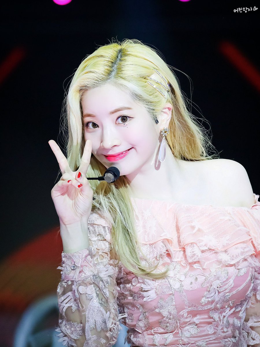 tofulike07's tweet photo. 200104 골든디스크 

✌✌✌

#다현 #DAHYUN 
#트와이스 #TWICE 
@JYPETWICE https://t.co/nV024HLzDb