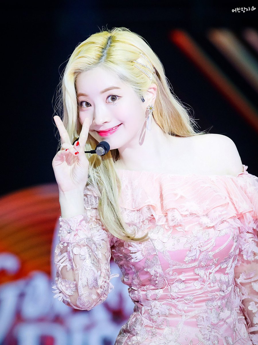 tofulike07's tweet photo. 200104 골든디스크 

✌✌✌

#다현 #DAHYUN 
#트와이스 #TWICE 
@JYPETWICE https://t.co/nV024HLzDb