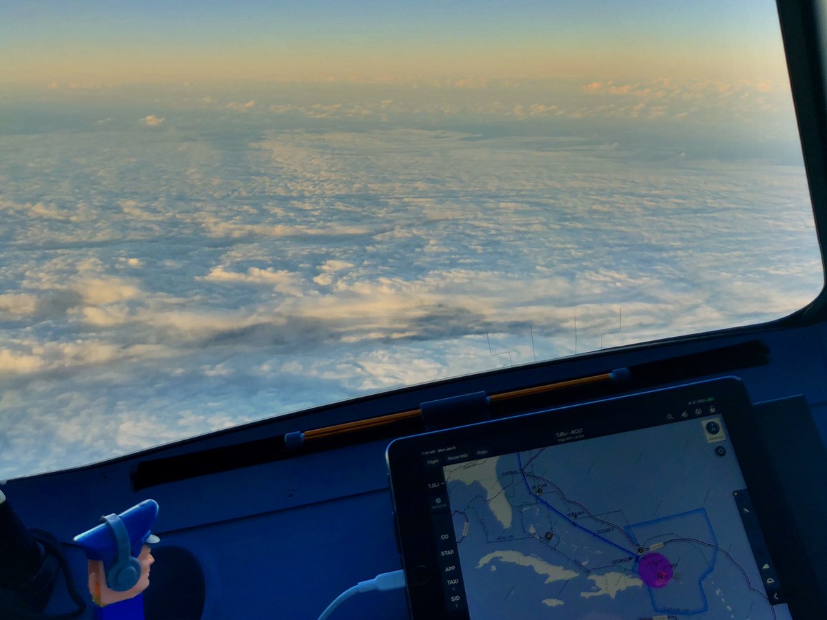 PilotPez's tweet photo. Early light over the Atlantic Ocean... Good morning, world! 😁👨🏼‍✈️ https://t.co/PvnUn4PfEv
