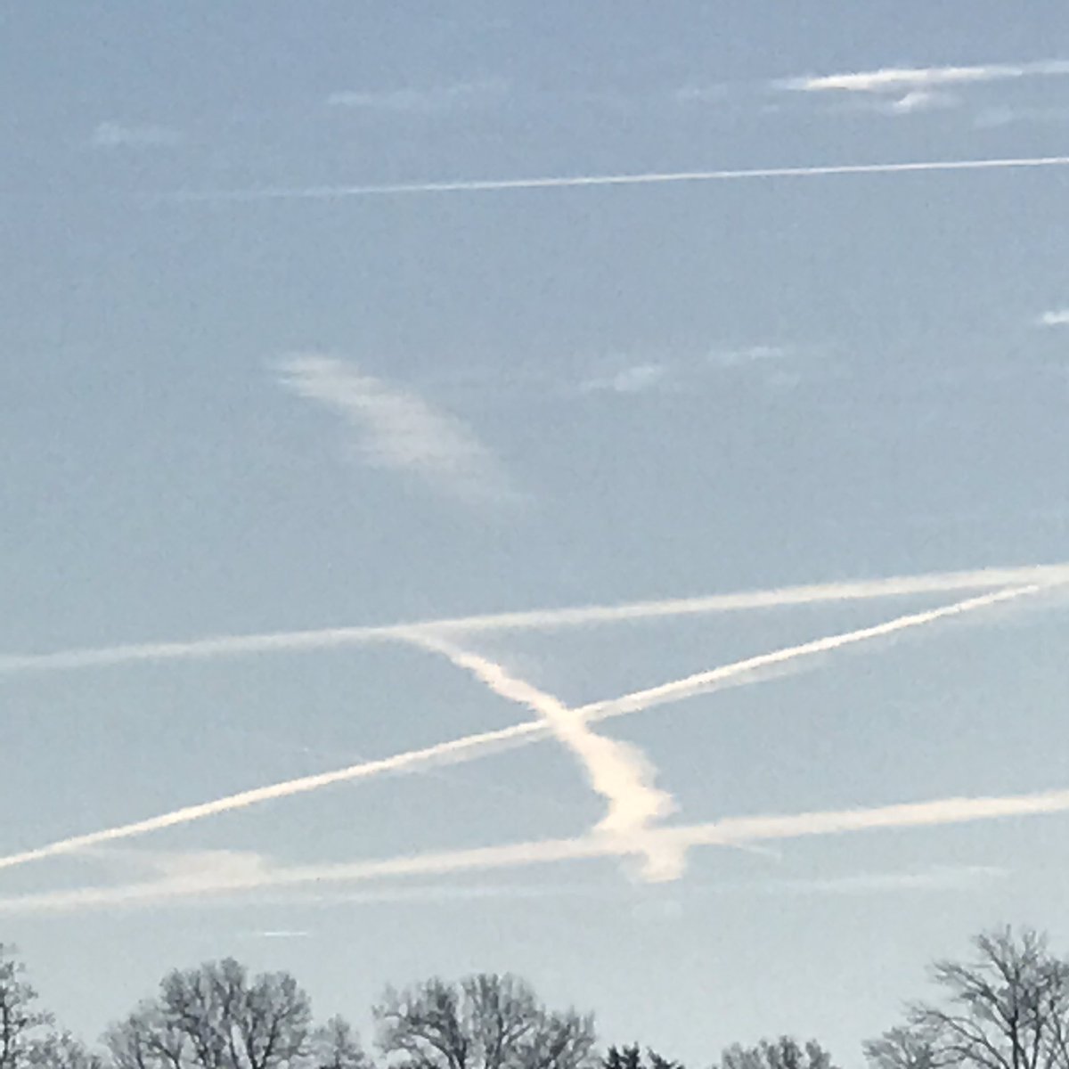 KevinRousey's tweet photo. Heavy aerosol deployments this morning. Setting up the next weather system set to hit the Midwest/south this weekend. #WeDoNotConsent #WeatherWarfare #WeatherModification #RealClimateCrime https://t.co/1W16EgSljN