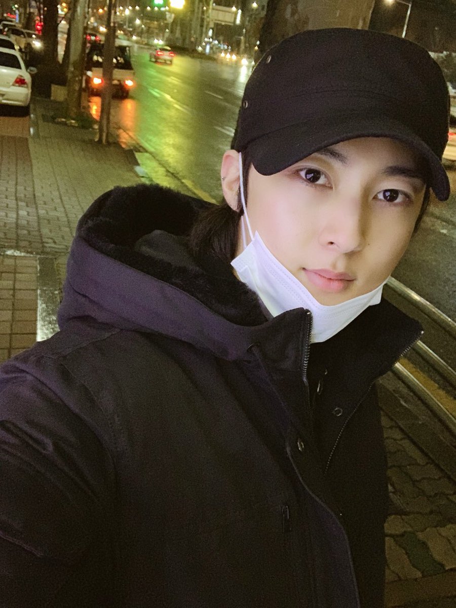 twt_VAV's tweet photo. [#ACE] 뱀즈~~ㅎㅎㅎ저는 지금 운동하러 나왔어요^^ 좀 늦은 시간이 긴 하지만.. 열심히 하고 올게요! 굿밤! 감기조심!🙌🙌💘  #vav #vavace #to #vampz https://t.co/yRUF8kQAbd