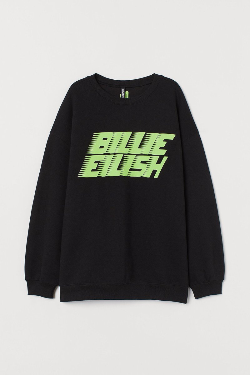 slangfm's tweet image. Billie Eilish lanza línea de ropa sustentable con H&amp;amp;M y ya está disponible en México | bit.ly/2tukTf2

¿Cuál prenda te late más? 🔝💚

#SlangFm #BillieEilish #blohsh