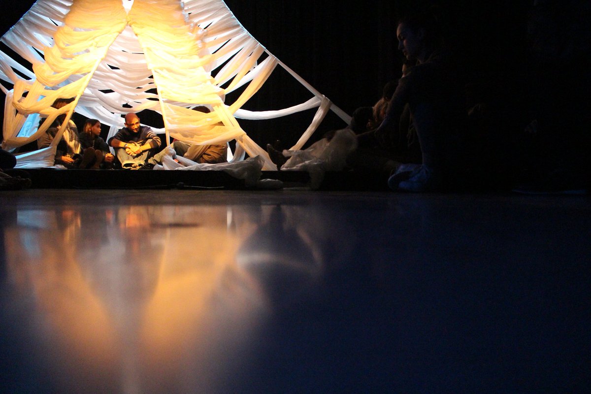 [RETOUR SUR IMAGE]
Adultes et enfants ont participé le samedi 21 décembre 2019 au #spectacle de #théâtre #immersif SEA ME! co-organisé par la cie @remotecontroltheatre et l'Entre-Pont.