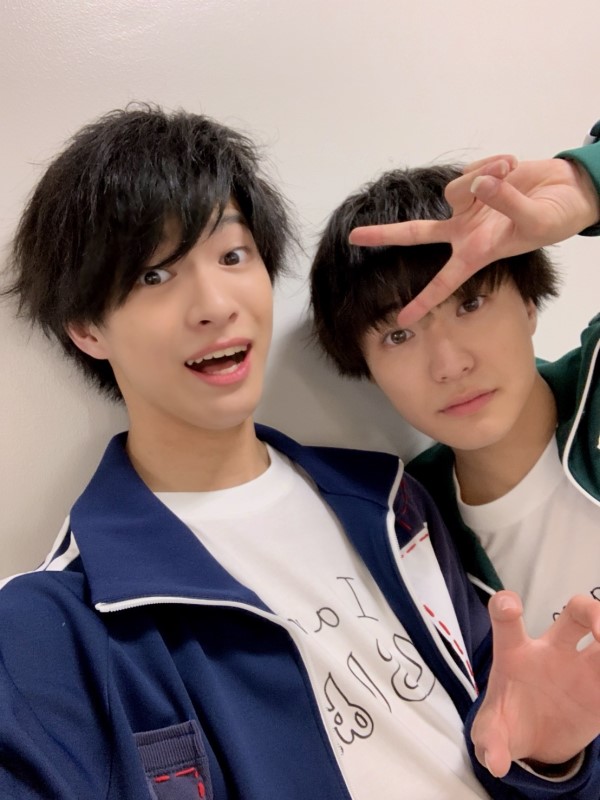 to_i_ma17's tweet photo. メルカリでDISH//の皿が売られてるけどさ、さくらしめじのライブ行ってみなよ？

何も言わずとも前から銀テ
回ってくるんだよ？

外で友達待ってたら
何も言ってないのに「銀テ取れましたか〜？」って見ず知らずのきのこりあんさんが声かけてくれるんだよ？

平和すぎるでしょ？
最高✨
#さくらしめじ https://t.co/CairDO7Esm