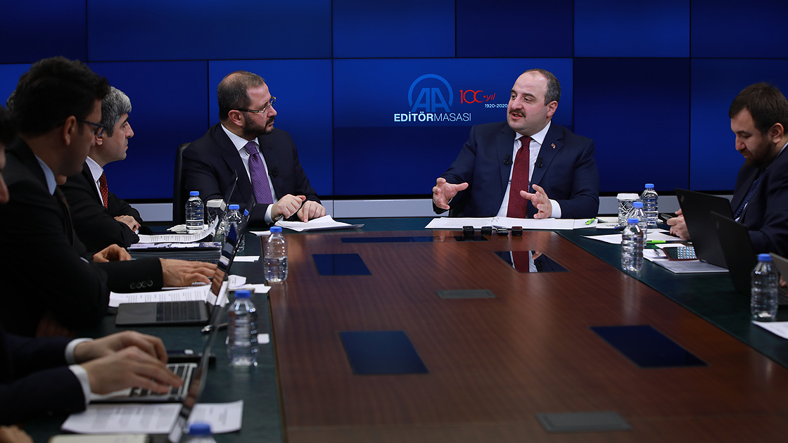 anadoluagency's tweet photo. 'Interest in #Turkey's 1st #indigenouscar running high'
*Technology Minister Mustafa Varank (@varank ) told at #AnadoluAgency’s Editors’ Desk.
https://t.co/Z17fBP6R05 https://t.co/0Ij8Q90GwL