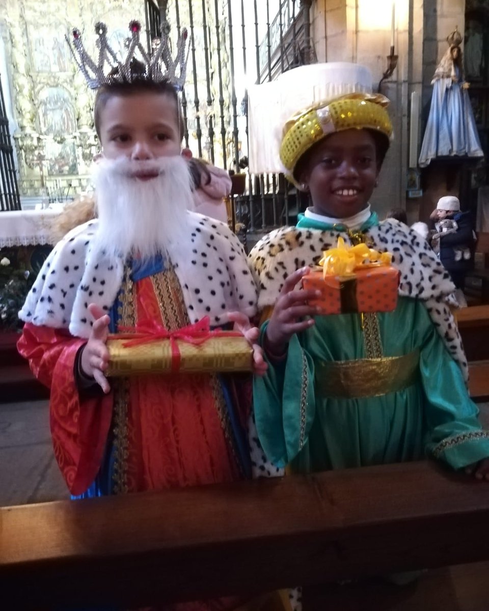 SDEsclavitud's tweet photo. Aquí tedes a Hugo e Emma que está mañan foron Reis Magos en Iría Flavia!♥️👑👑👑
O noso maior agasallo é toda a familia do Esclavi!
#MiniEsclavi💚 #DiaDeReis #ReisMagos https://t.co/d66NEqbQwP