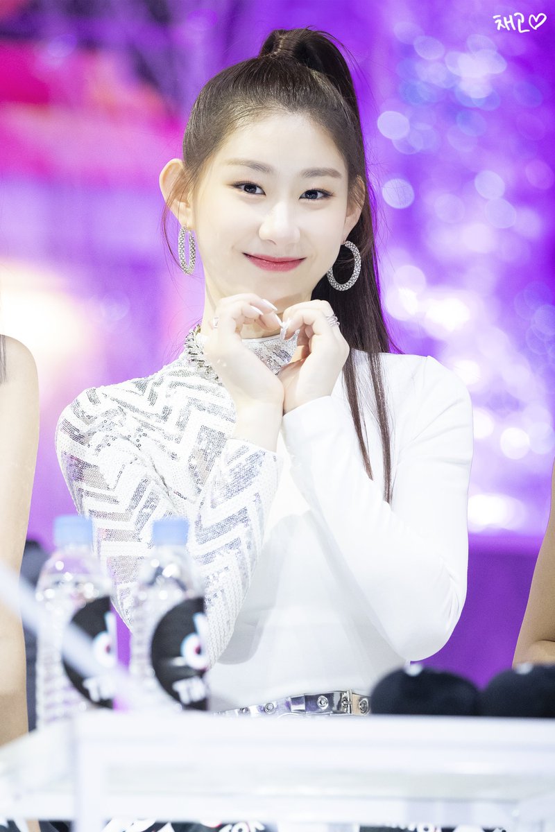 chaerypics's tweet photo. she's so adorable ♡ https://t.co/N11NMlbb42