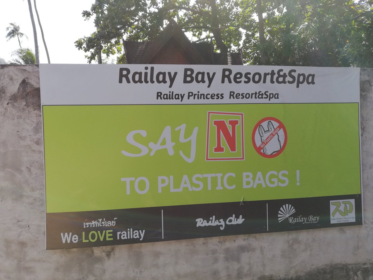 I love seeing signs like this in tourist regions. It's just such a shame when they don't lead on this locally. Drinks shacks all over Krabi served smoothies and shakes in plastic cups, with lids, straws and a plastic carrier loop 😭🙈 #bringyourown #bethechange #plasticpollution
