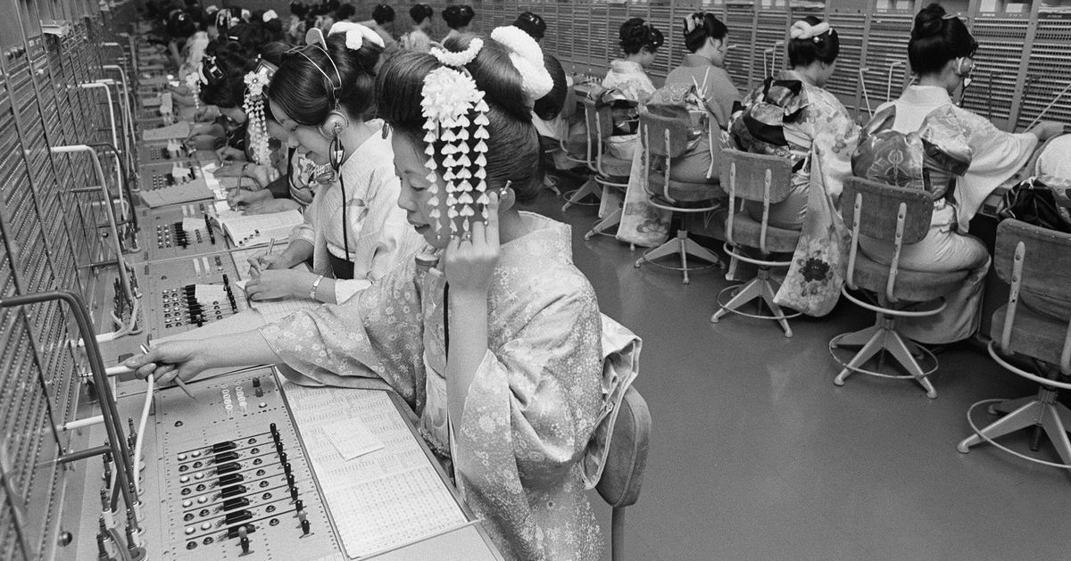 およそ50年前の仕事始め、着物姿の電話交換手が「サイバーパンクみ」→「仕事始めに着物」文化などに思いを馳せる - Togetter