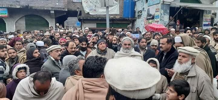 ShirazHassan's tweet photo. Protest in #Shangla against the murder of #Sikh youth Parvinder Singh, his hometown. Majority of Muslims showed solidarity with Sikh community and demanded the arrest of culprits. #Pakistan https://t.co/ExnKDlts8p