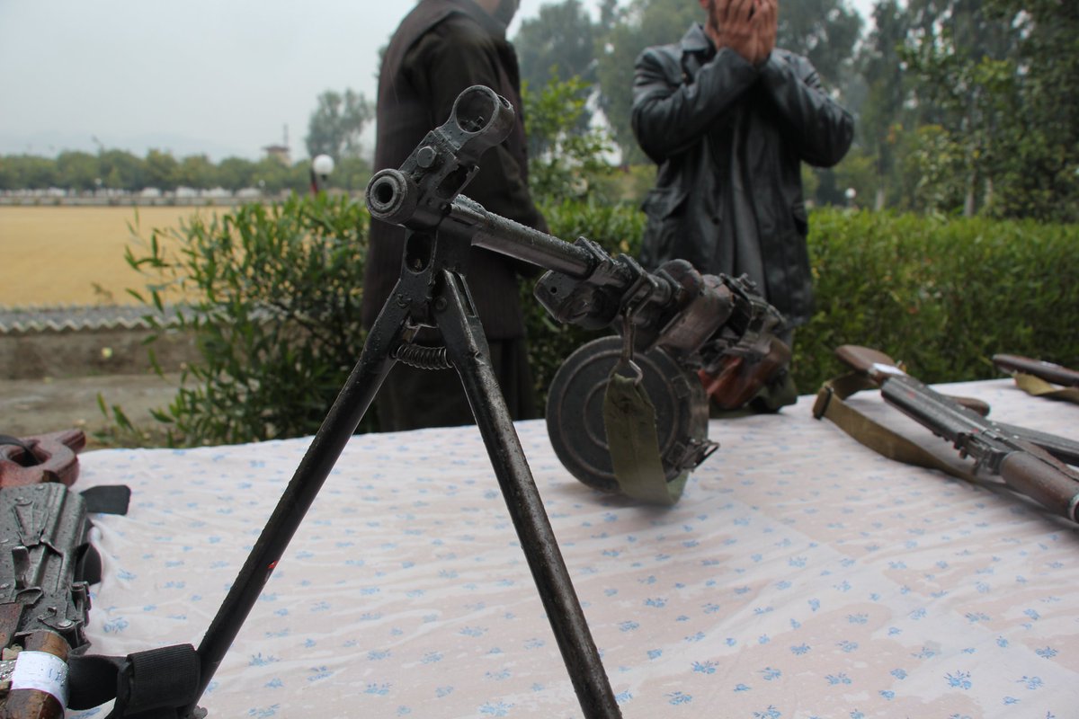 201Corps_RCA's tweet photo. ننګرهار کی 20 تنه طالب جنګیالی تسلیم او د سولی پروسی سره یوځای شول. دغه طالبانو دننګرهار په ولسوالیوکی تخریبی فعالیتونه ترسره کول. د 201 سیلاب قول اردو 4 لوا ځواکونه په دننګرهار مومندری او دوربابا ولسوالی کی د طالبانو ضد عملیاتو ته دوام وکوی
#TalibanSurrender #Peace #Afghanistan https://t.co/FBhMB8RHcj