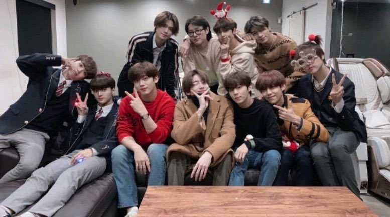 flowerworkyh's tweet photo. 애들아 2019년에 지금까지도 항상 열심히했고 수고했고 고생했어요 많이 감사해요! 앞으로도 걷는 길이 항상 응원을할께요! ㅜ https://t.co/xuJBuRfFz3