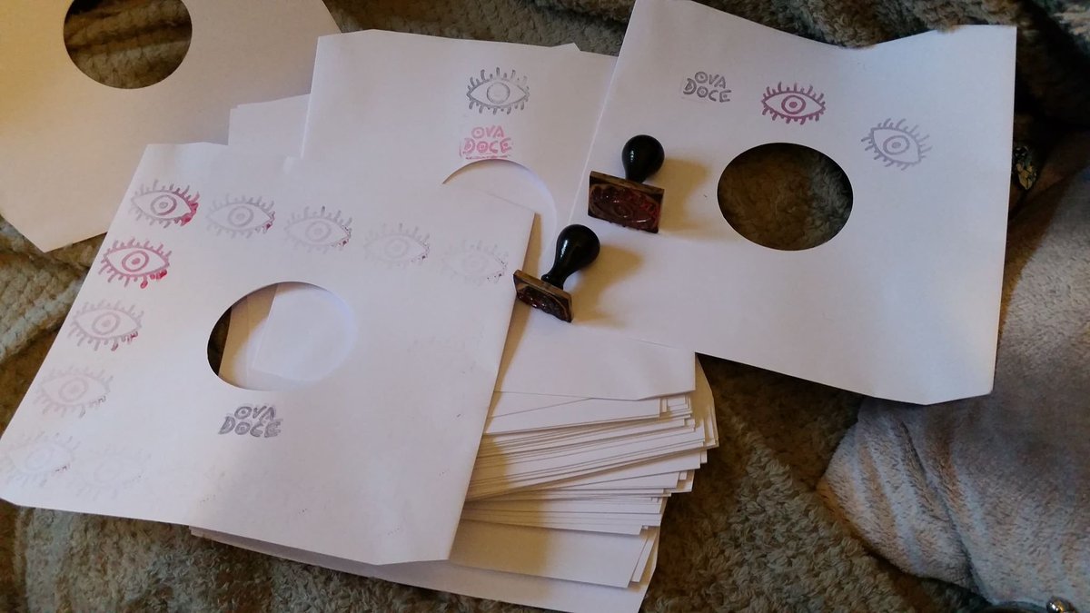 nathanjay's tweet photo. I'm trying to make every sleeve different #vinyl #oldschool #rave #OvaDoce https://t.co/MVHOk6Qa1h