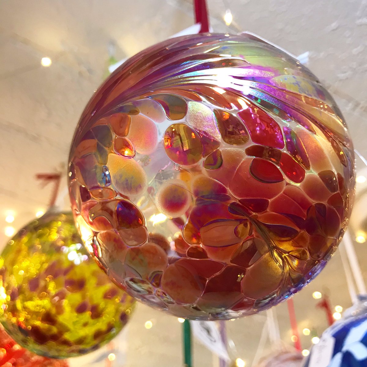 m_meringue's tweet photo. Our fabulous friendship globes are the perfect way to show your pals how much they mean to you! Hang in a window or in the garden to catch the light and bring to life the stunning mouth-blown swirls of colour! 😍

#globe #glass #orb #friendshipglobe #friendship #friends #mmloves https://t.co/K3L5wHWMKu