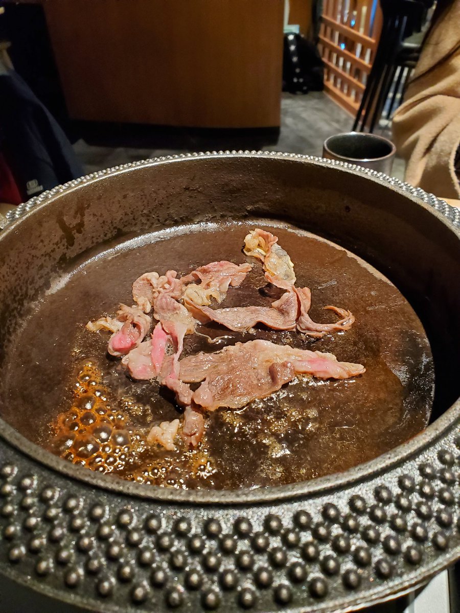 Tadao Oshima 関西のすき焼きって 先に少量の割り下で肉だけ食べるんだっけ その後野菜 我が家 名古屋 のすき焼きは 鍋で肉を焼いて それに割り下をぶっかける その後野菜 上海美罗城 メトロシティー で 例の和牛すき焼きを食べたんだけど 関西で