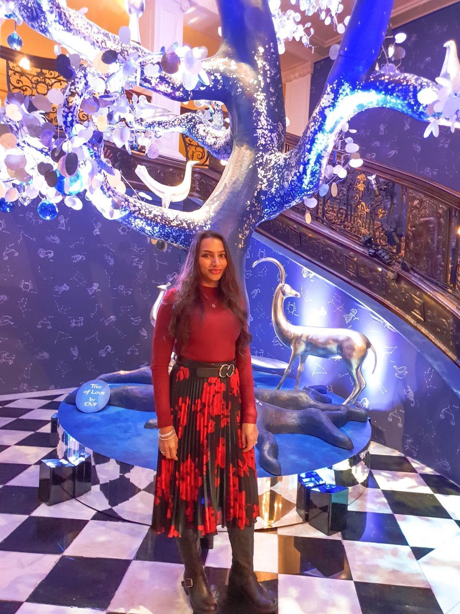 Sanoobar's tweet photo. Read all about @ClaridgesHotel Christmas #afternoontea https://t.co/ivm5E5ygpy  … #bblogger #afternoonteablogger #lblogger #londonblogger @AfternoonTeaUK @AfternoonteaLon #bloggerstribe #bloggerssparkle #BloggersClubRT @BWB_UK @PLBChat @BloggerWorldRT #AfternoonTeaWeek https://t.co/t9fPoBjV4g