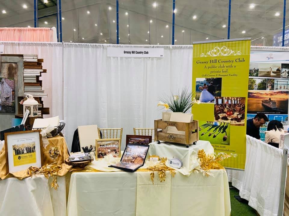 GrassyHillCC's tweet photo. Kicking off the New Year at Chelsea Piers Bridal Expo in Stamford, CT! Thank you Johnny B for helping me support Grassy Hill🤗‼️ https://t.co/DoQeboeUUu