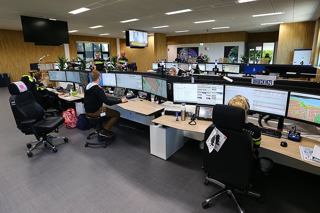 In meldkamers helpen politie, brandweer, ambulancezorg en Koninklijke Marechaussee burgers in nood.