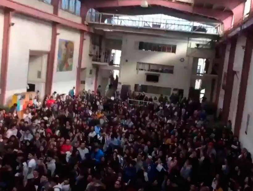 elmostrador's tweet photo. AHORA| Manifestantes se toman la Universidad Técnica Federico Santa María en Valparaíso, lugar provisorio de la PSU al que fueron trasladados los estudiantes que no pudieron dar la prueba en el Liceo Eduardo de la Barra https://t.co/kdIs4eNR8H