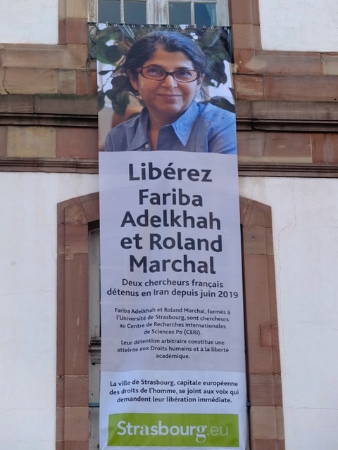 Merci à <a href="/strasbourg/">Strasbourg.eu</a> pour son soutien. Voici les banderoles déroulées sur l'hôtel de ville. #FreeFariba #FreeRoland 🙏