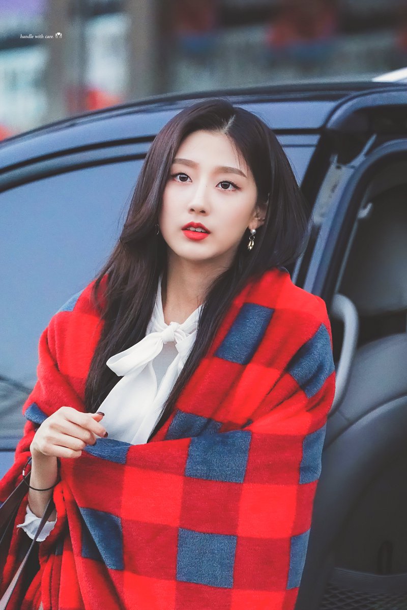 FragileLVLZ's tweet photo. 200104 G마켓 스마일클럽 콘서트 출근

#Lovelyz #Yein #러블리즈 #정예인 #예인 https://t.co/07pKnCeRMZ