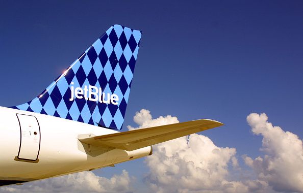 JetBlue takes steps to become first carbon-neutral U.S. airline yhoo.it/2SYBSRI via <a href="/business/">Bloomberg</a>