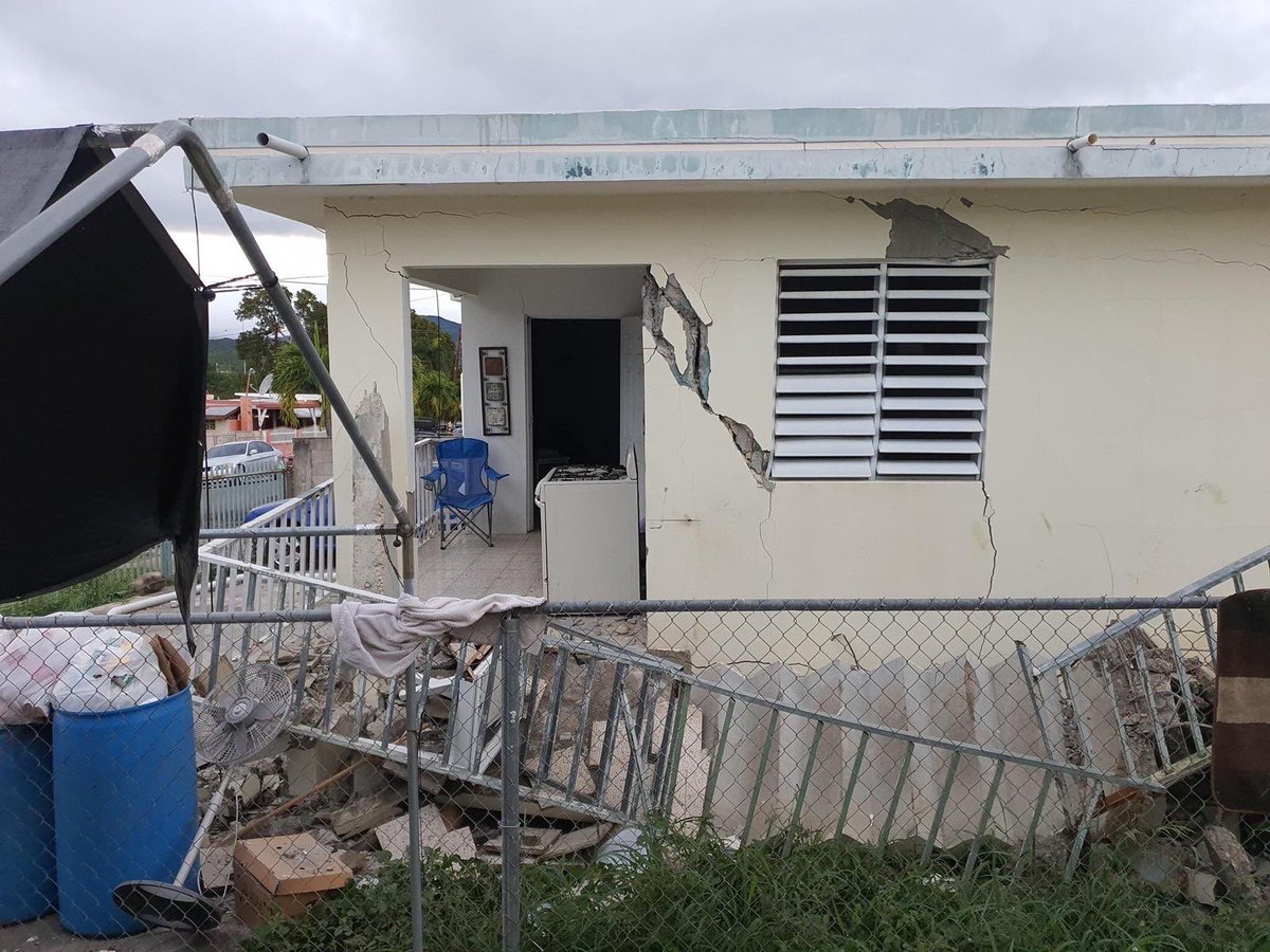 TemporadaCiclon's tweet photo. URGENTE:

Intensos daños ha causando el fuerte #TemblorEnPuertoRico. Casas agrietadas y colapsadas en la zona de #Guayanilla, al Sureste, donde ocurrió el epicentro. #Temblor de 5.8 grados. https://t.co/f51gPhdTI3