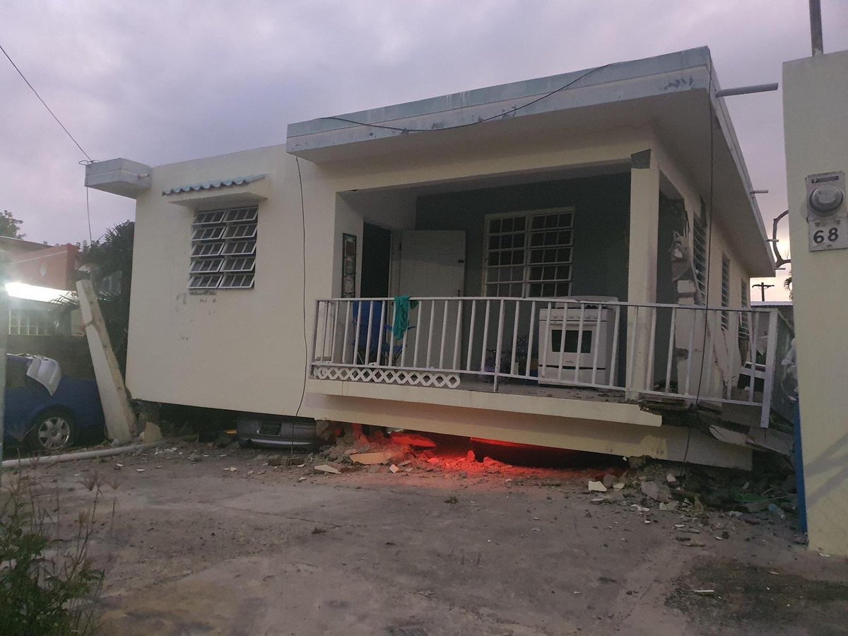 TemporadaCiclon's tweet photo. URGENTE:

Intensos daños ha causando el fuerte #TemblorEnPuertoRico. Casas agrietadas y colapsadas en la zona de #Guayanilla, al Sureste, donde ocurrió el epicentro. #Temblor de 5.8 grados. https://t.co/f51gPhdTI3