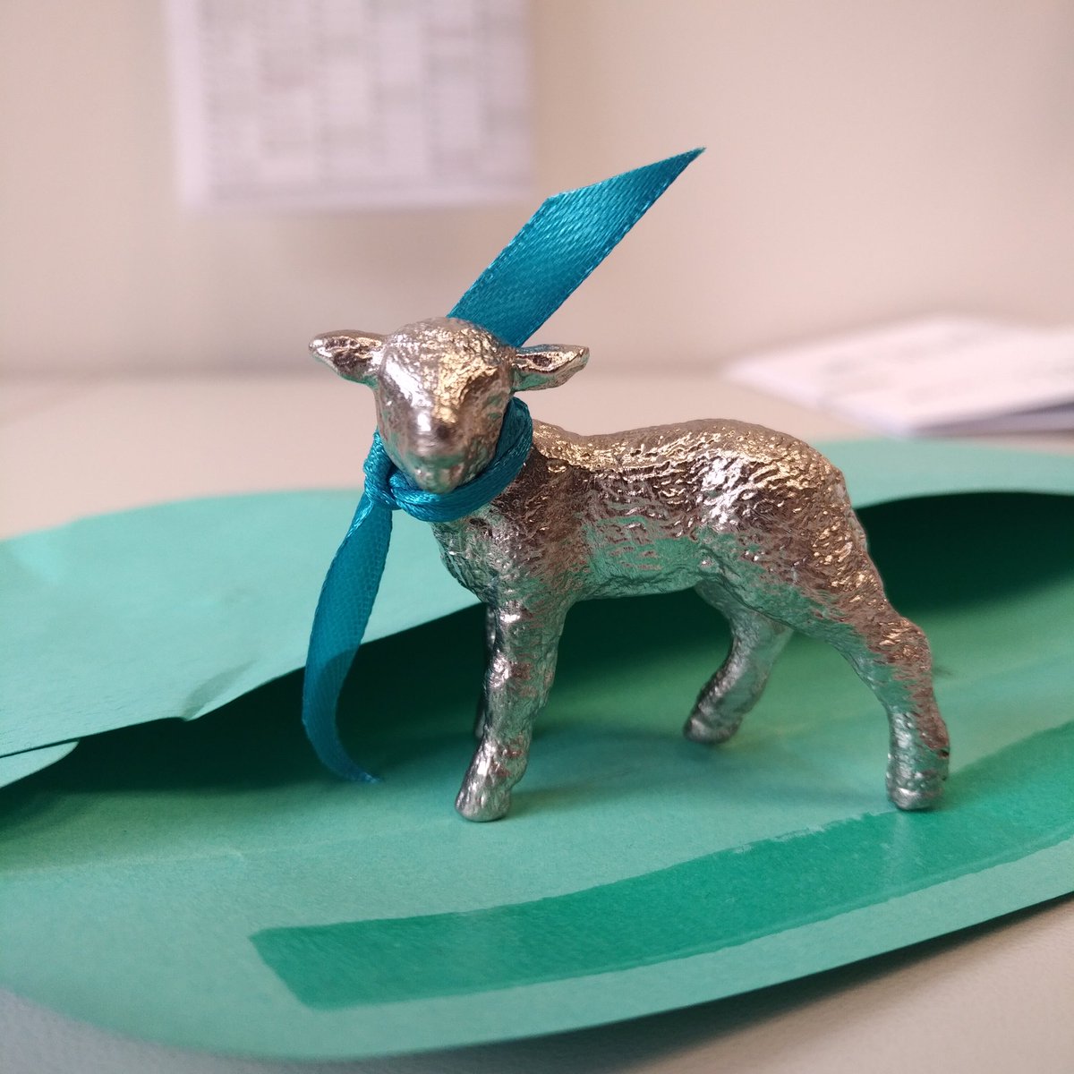 v_i_o_l_a's tweet image. ein arbeitsjahr, das mit einem neuen schaf von einer büronachbarkollegin anfängt, kann nur gut werden! #sheepcontent #2020 🐑😍🙃