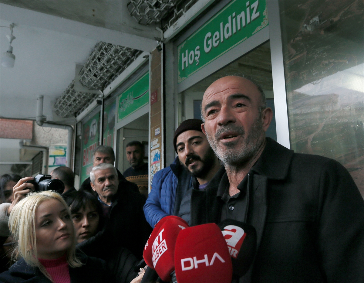 Sibel Ünli'nin babası: Diyorlar ki 'Bir aydır kayıp', yalandır. Diyor ki 'Yatacak yerim yok.' Hepsi yalan. Muş'ta, burada, Bursa'da evimiz var. Aylığımız en az 10 bine kadar var. Bu yalanı kim yapmış? Böyle şeyler ayıptır. Devleti kötülemek için yapıyorlar sptnkne.ws/AVdM