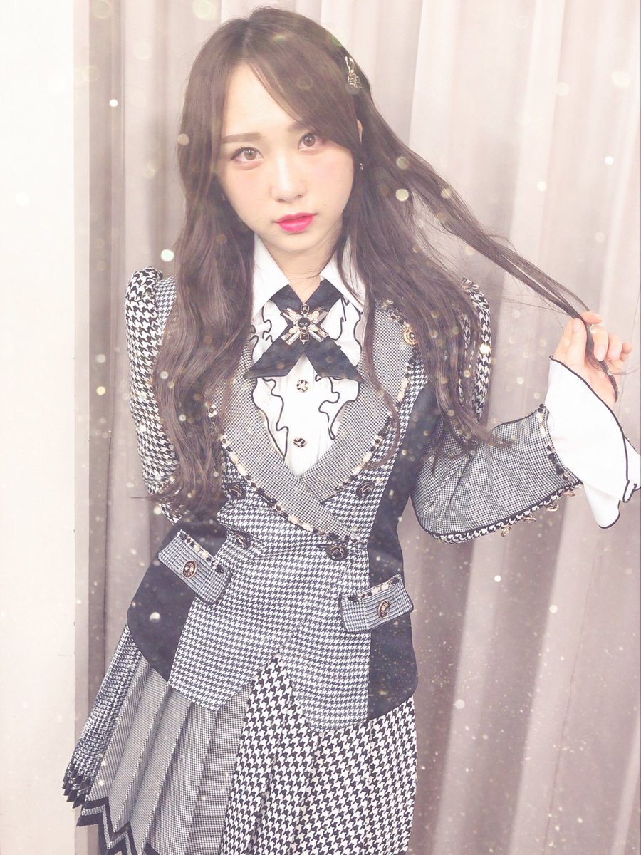 💘 #６４

นอกจากนี้ทางอุลลิมยังพูดคุยกับจูริอีกว่า “เราตั้งเป้าหมายว่าจะต้องทำให้เป็นวงที่ดังกว่า TWICE ให้ได้ พอกลับมาญี่ปุ่นเมื่อไหร่ จะต้องเป็นตัวตนที่ยิ่งใหญ่กว่าตอนนี้ให้ได้”

จูริสัมผัสได้ถึงอนาคตที่เต็มไปด้วยความเร่าร้อน ความหวังจึงตัดสินใจได้ค่ะ🔥

#타카하시쥬리 #高橋朱里