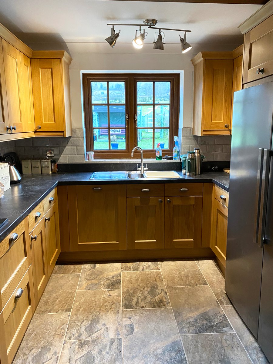 varleysnewtown's tweet photo. #MondayMotivation time...check out one of our latest finished projects for another happy customer 😊 Featuring the @LochAnnaKitchen Georgian kitchen with solid oak doors, a butler's larder and a granite effect laminate worktops 😍 https://t.co/UPjNQVItZT