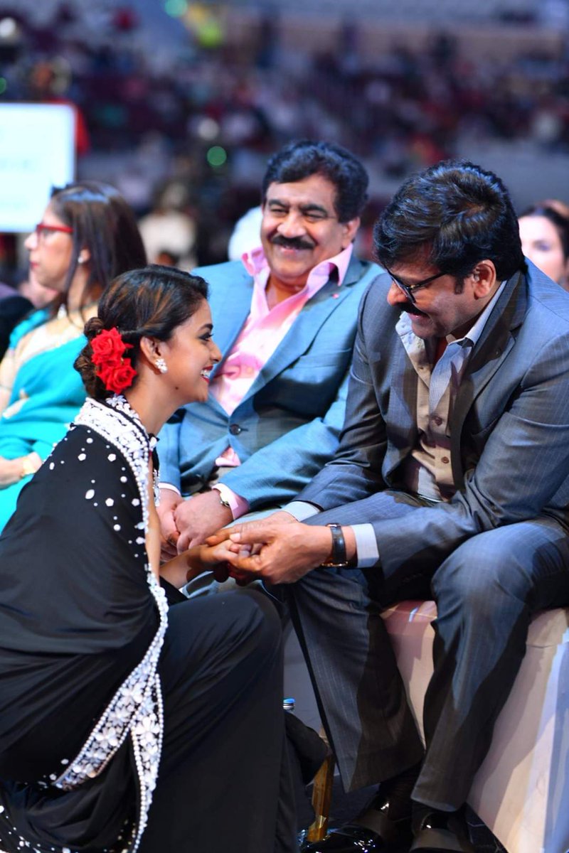 ChiruFanClub's tweet photo. fan moment and love towards #MegaStarChiranjeevi garu 😍❤️👌
@KeerthyOfficial @anupamahere @AgerwalNidhhi  @tamannaahspeaks 

#LoveForMegaStar❤️ https://t.co/3CDBiFv8yS