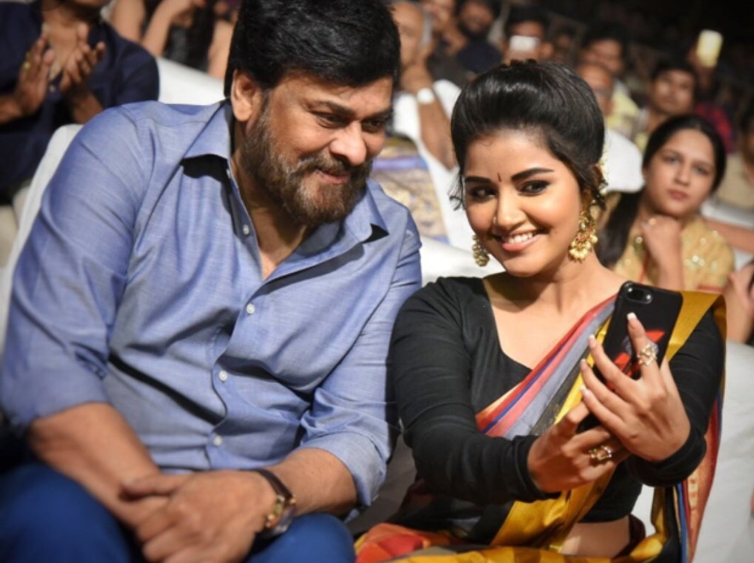 ChiruFanClub's tweet photo. fan moment and love towards #MegaStarChiranjeevi garu 😍❤️👌
@KeerthyOfficial @anupamahere @AgerwalNidhhi  @tamannaahspeaks 

#LoveForMegaStar❤️ https://t.co/3CDBiFv8yS