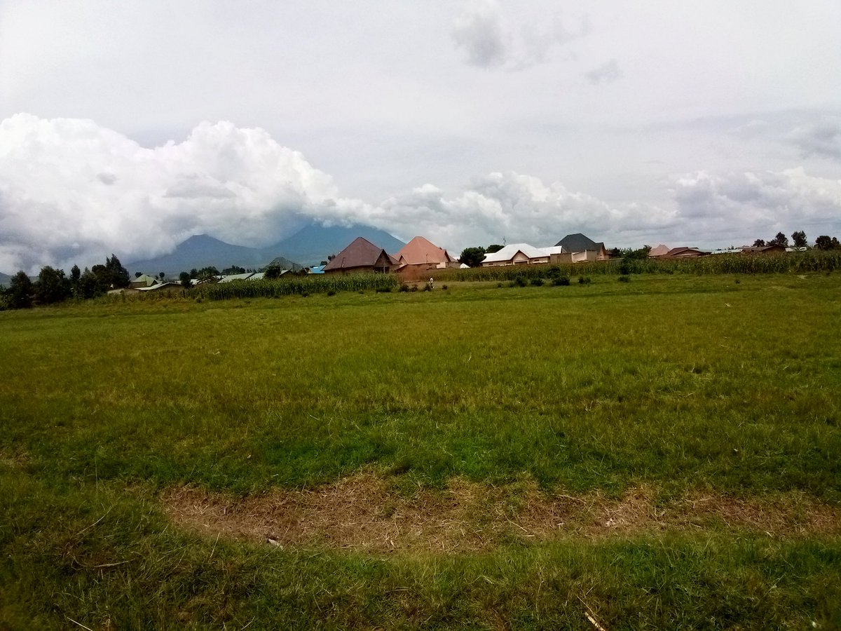 VBusinessFarm's tweet photo. Abatuye mu mbago zahazagurirwa Ikibuga cy'Indege @MusanzeDistrict  baravuga ko bangiwe ku vugurura Amazu yabo #Mugihe babona hari abandi bari kuzamura Amazu kandi nabo bari mu mbago zaho, Bati:"twe turazira iki abandi bari kubaka?"#RwOT @flashfmrw @PaulKagame @RDBrwanda https://t.co/V65mmxLk1V
