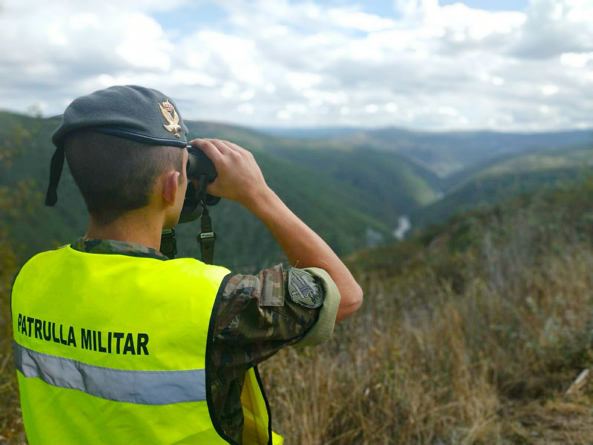 EjercitoTierra's tweet photo. Las #FuerzasArmadas garantizan la Seguridad y Defensa de #España, fundamento sobre el que se asienta el progreso estable y el desarrollo de nuestra sociedad y de los principios que la rigen.
#EjércitodeTierra 🇪🇸 #SomostuEjército https://t.co/24XGxgnu5e