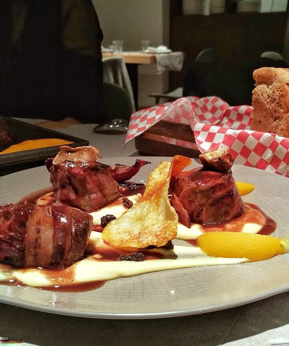 OrgazMadrid's tweet photo. Solomillos de ternera con bacon y foie sobre trufado de parmentier... para celebrar la llegada de los Reyes Magos.

#restaurantesmadrid #restauranteorgaz #restaurantesbonitos #madridfood #comerconestilo #foodpics #foodblogger #foodstagram #instafood #solomillo #ternera #foie https://t.co/gdzTG2731d