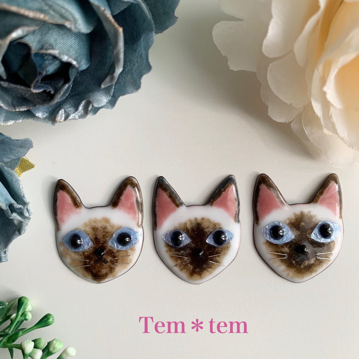七宝焼temtemてむてむ Auf Twitter 七宝焼ブローチ シャム猫 新作です 1 12 1 26 Manoa 江ノ島 猫 大好きマルシェ にて販売いたします Temtemてむてむ 七宝焼 七宝焼ブローチ ハンドメイド好きな人と繋がりたい シャム猫 猫 Cats 猫好きな人と繋がり
