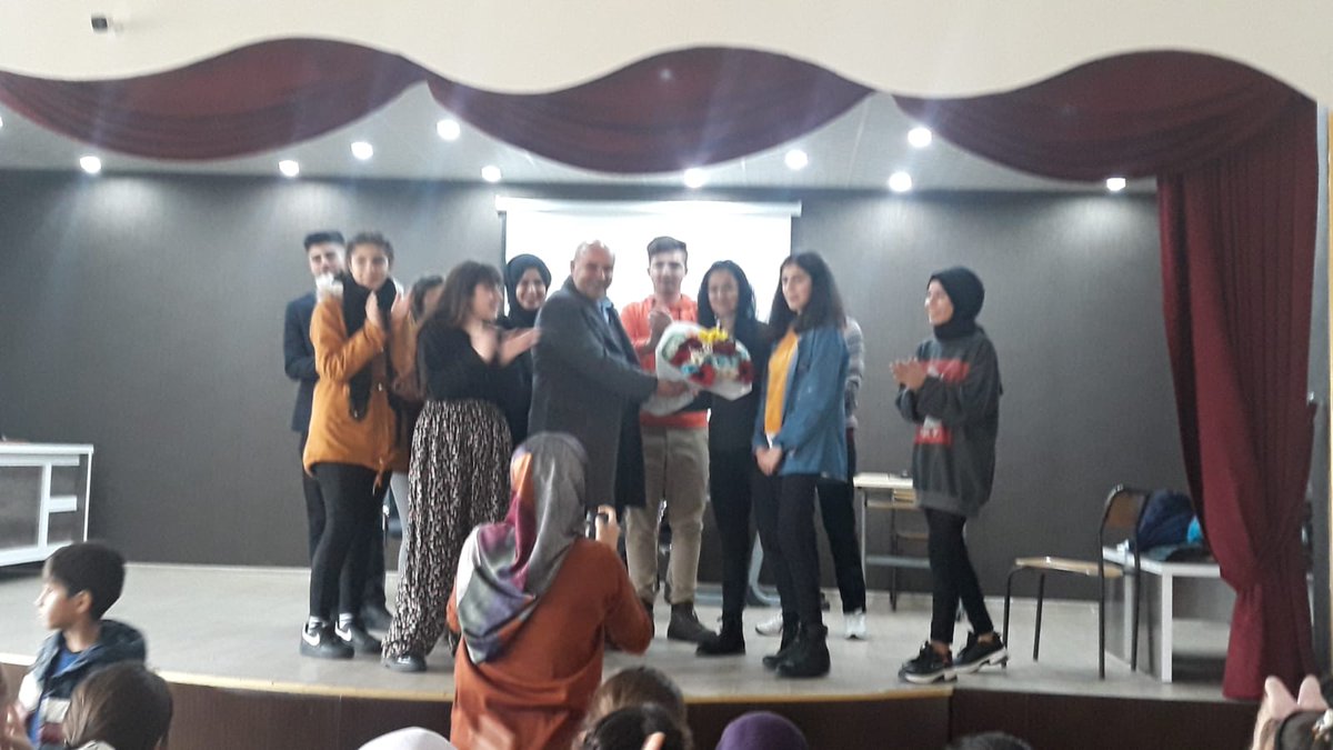 mugunes1's tweet photo. Bugün Osmangazi Anadolu Lisesi Drama ekibi olarak Karaköprü Hatice Kübra Kız Anadolu İmam Hatip Ortaokulundaydık. " Eli Öpülesi" ve "Pazarcı" adlı oyunlarımızı sahneledik. Misafirperverlikleri için teşekkür ediyoruz. https://t.co/q7zsdV86NI