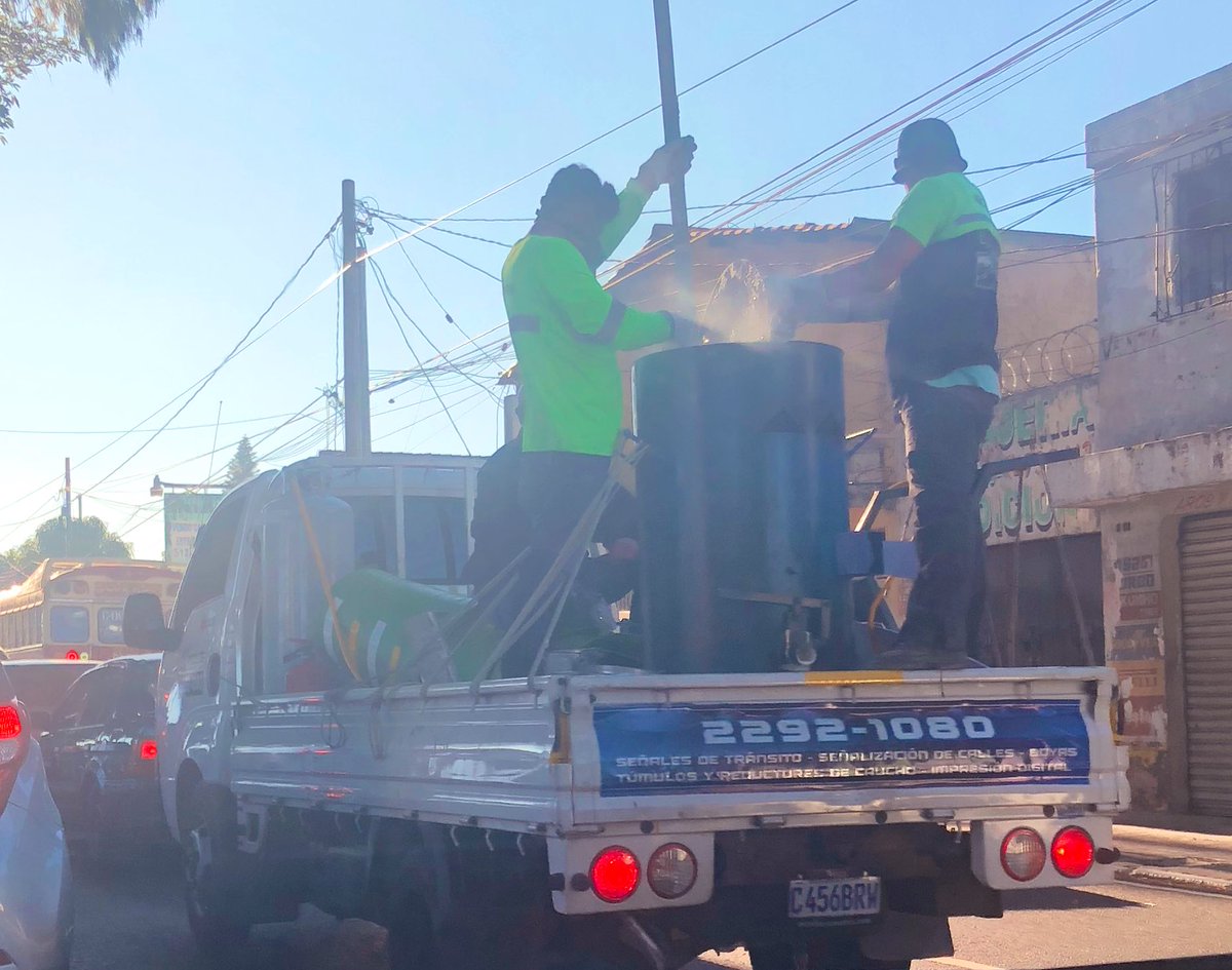 guate1972's tweet photo. @amilcarmontejo @EmisorasUnidas @DTransitoPNC que nivel de peligro en la calle, transportando un recipiente con cuyo contenido hierve y no está bien asegurado. Sobre 13 calle y 7 Av zona 11 https://t.co/f0AutZZzV8